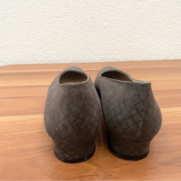 Vintage SALVATORE FERRAGAMO Taupe Diamond Print Suede Low Heel Pumps Size 6 AAAA - Picture 5 of 15